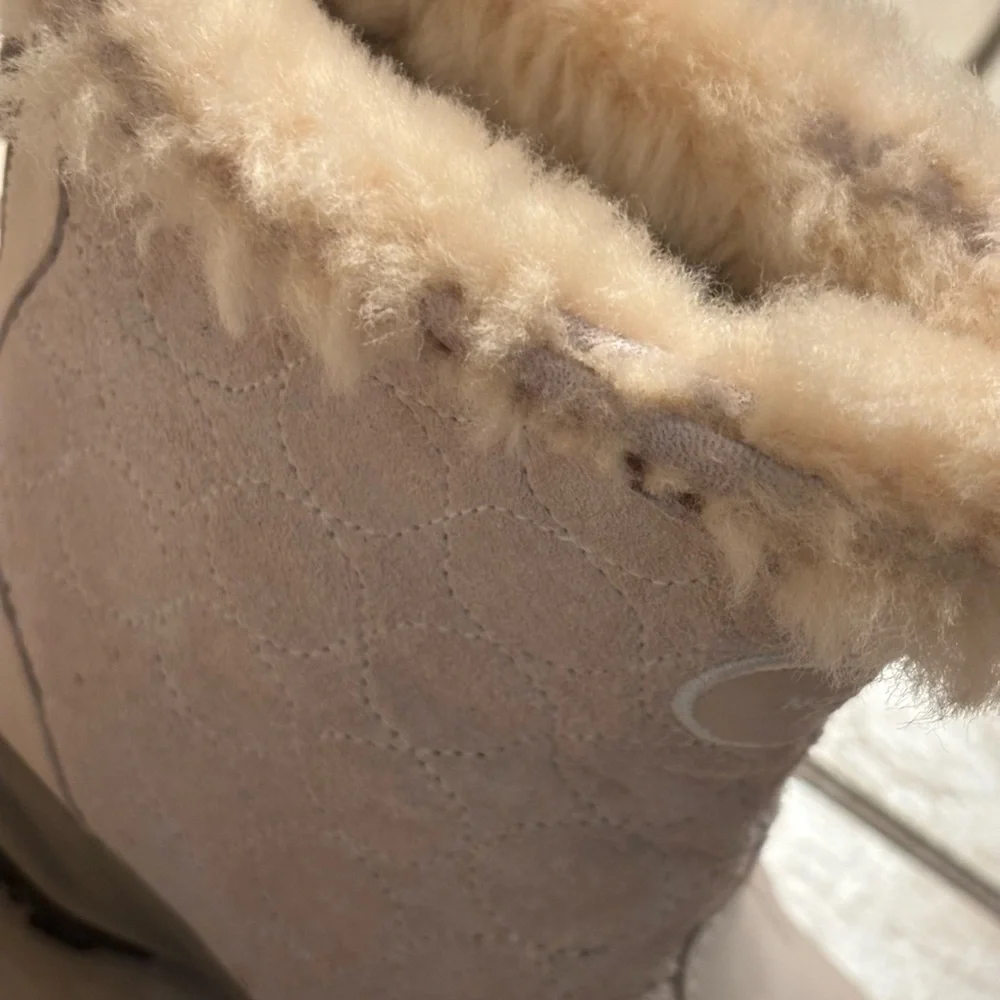 The North Face boots 200 gram primaloft insulation women’s size 6